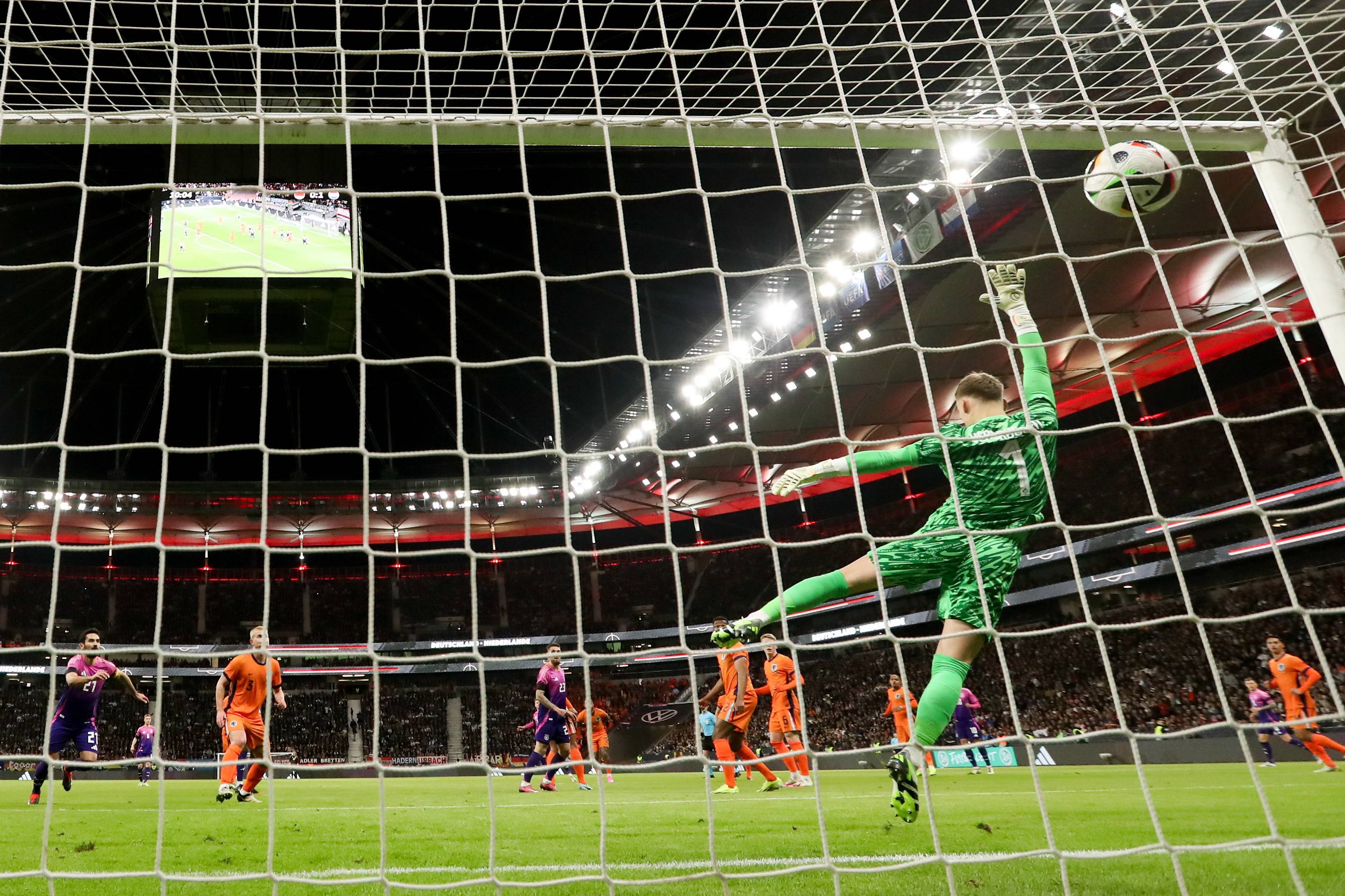 足球巨星们在场上展现高超技艺 足球巨星们在场上展现高超技艺